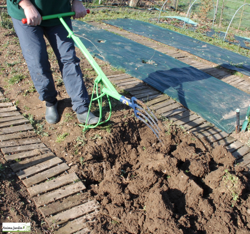 La bêche : outil pour retourner la terre du jardin