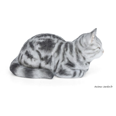 Chat gris tigré dormant, L.35 cm, animal en résine, décoration extérieure