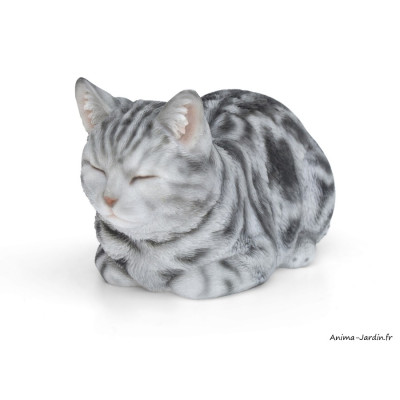 Chat gris tigré dormant, L.35 cm, animal en résine, décoration extérieure