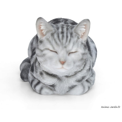 Chat gris tigré dormant, L.35 cm, animal en résine, décoration extérieure