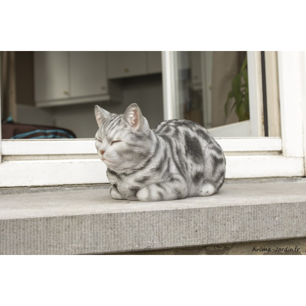 Chat gris tigré dormant, L.35 cm, animal en résine, décoration extérieure