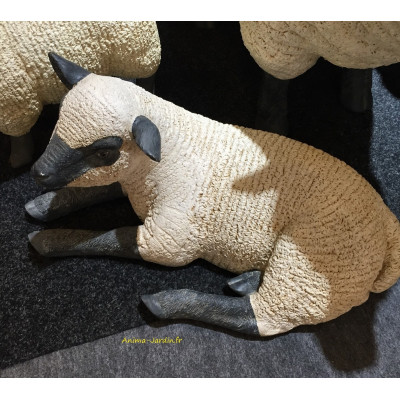 Agneau couché en fibre de verre, petit mouton tête noire de côté, animal de la ferme