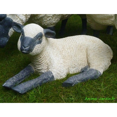 Agneau couché en fibre de verre, petit mouton tête noire de côté, animal de la ferme