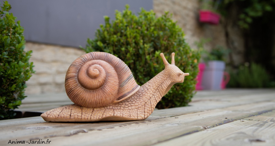Meilleurs objets déco jardin: Les escargots métal et pierre naturelle.