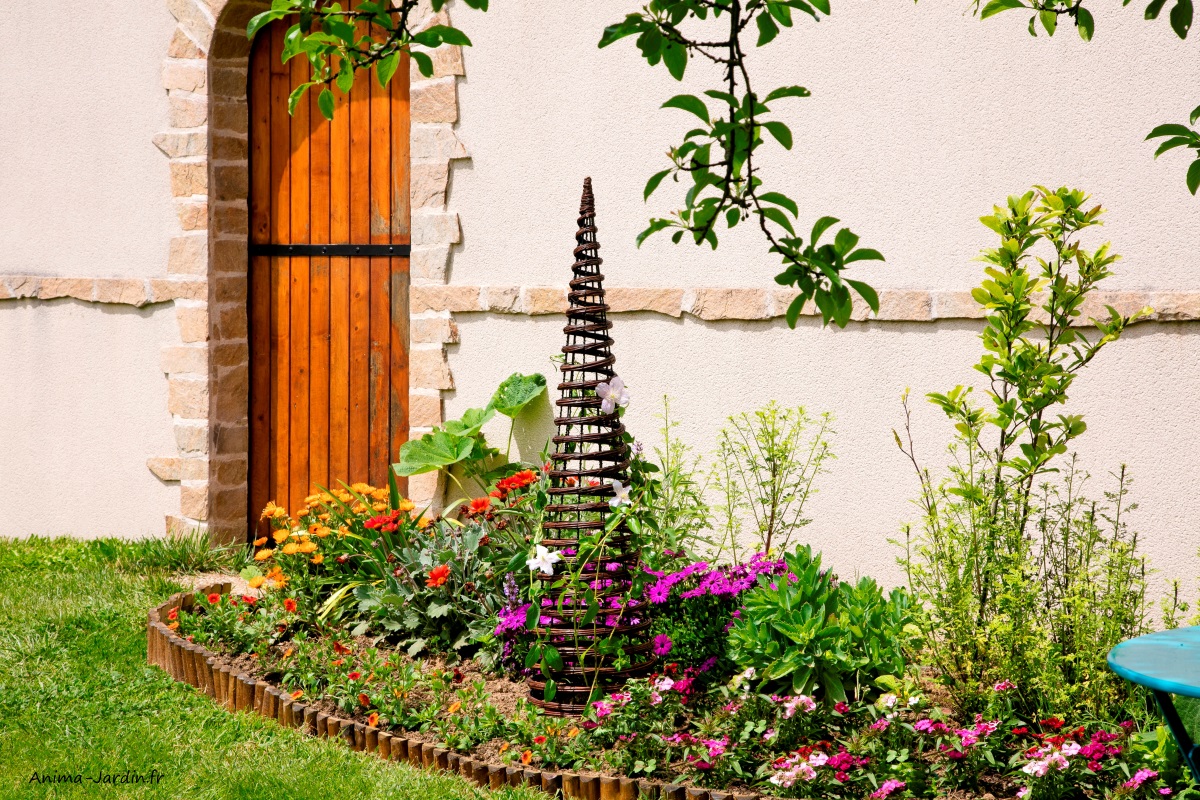 Obélisque-pyramid-métal-osier-plantes grimpantes-massif-pot-Nortène-Anima-Jardin.fr