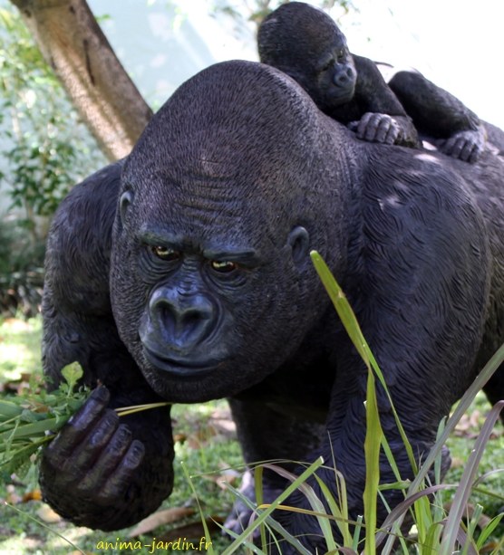 Gorille-maman-bébé-résine-115cm-anima-jardin.fr