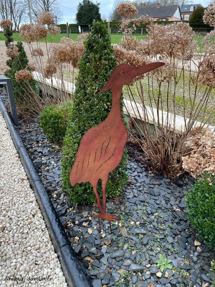 Pique d'arbre en métal rouillé représentant des oiseaux